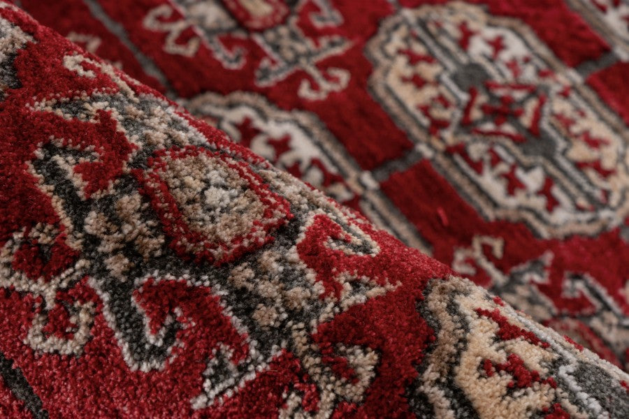 Dak 701 Red Teppich mit klassischem Design in Rot, hochwertige Verarbeitung mit traditionellen Mustern, ideal für ein stilvolles Zuhause.